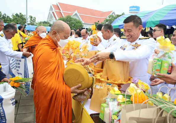 พิธีทำบุญตักบาตรถวายเป็นพระราชกุศล และพิธีถวายสัตย์ปฏิญาณเพื ... Image 1