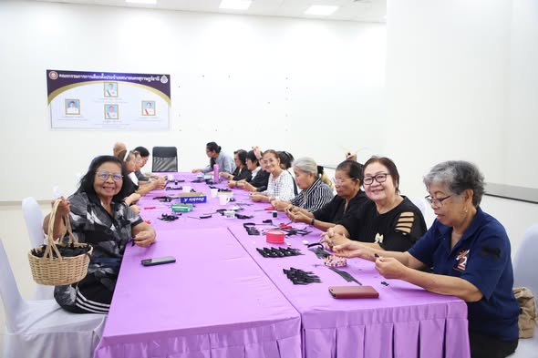 กิจกรรมร่วมใจทำริบบิ้นแจกประชาชนที่จุดลงนามถวายอาลัย "สมเด็จ ... Image 1