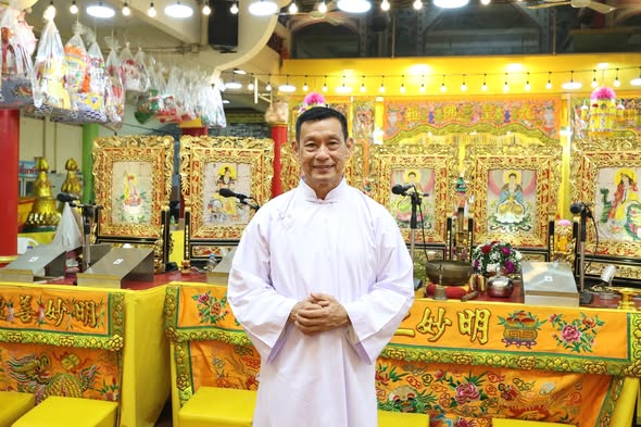 เทศบาลนครสุราษฎร์ธานี ร่วมพิธีสวดมนต์ เดินธูป งานเทศกาลถือศี ... รูปภาพ 1