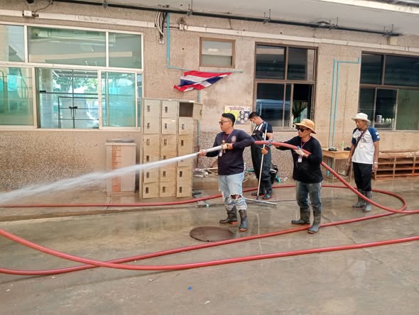 ปฏิบัติหน้าที่ทำความสะอาดพื้นที่ประสบภัย ณ สถานที่เกิดอุทกภั ... Image 1