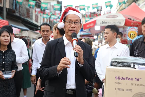 มอบทุนการศึกษา และเกียรติบัตรแก่บุตรหลานชมรมผู้ประกอบการแผงล ... รูปภาพ 1