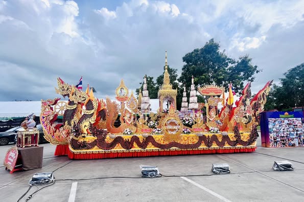 วันนี้ 19.00 น. รับชมไลฟ์สด บรรยากาศขบวนแห่เรือพนมพระสุราษฎร ... Image 1