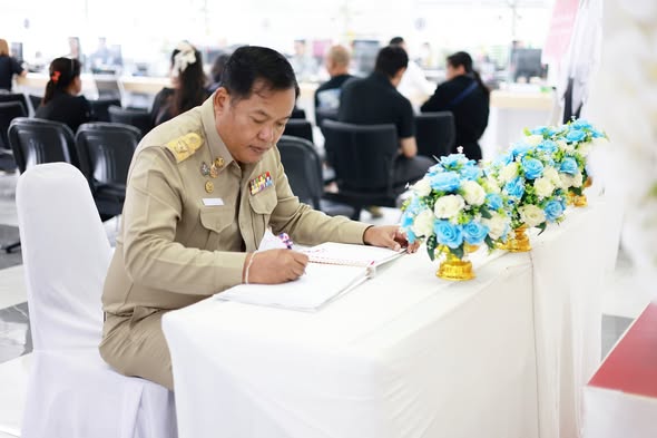 เทศบาลนครสุราษฎร์ธานี ถวายความอาลัยแด่สมเด็จพระนางเจ้าสิริกิ ... Image 3