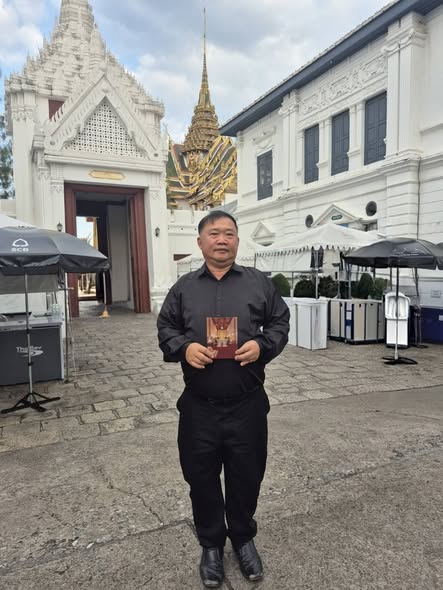 กราบถวายบังคมพระบรมศพสมเด็จพระนางเจ้าสิริกิติ์ พระบรมราชินีน ... รูปภาพ 1