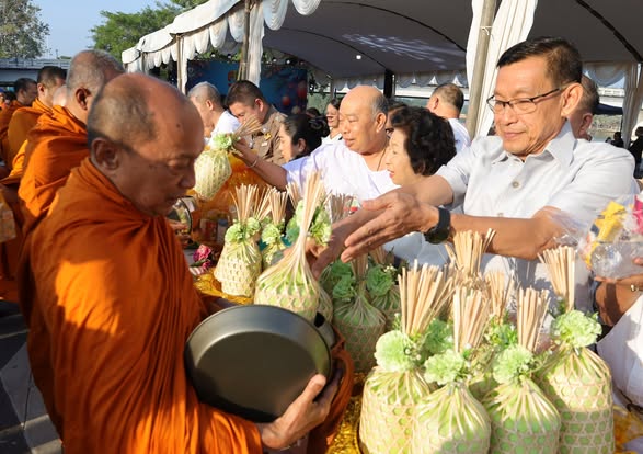 ฤกษ์ดีปีใหม่ เทศบาลจัดพิธีทำบุญตักบาตร เพื่อความเป็นสิริมงคล รูปภาพ 1