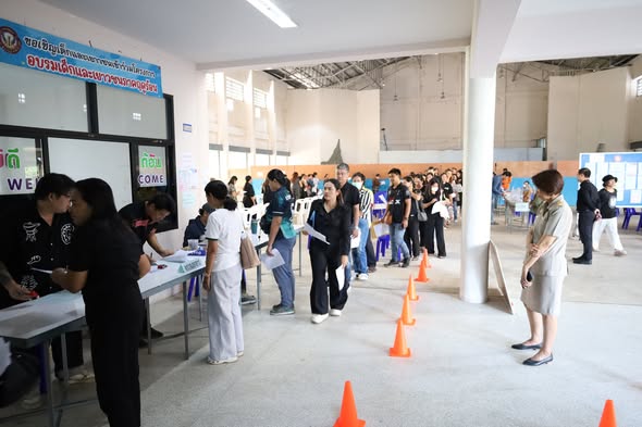 บรรยากาศวันแรกของการเปิดรับสมัคร "โครงการอบรมเด็กและเยาวชนภา ... Image 1