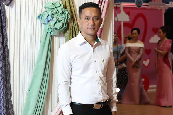 กิจกรรมเดินแบบผ้าไทยเพื่อการกุศล ในงาน "สมโภชศาลหลักเมืองและ ... Image 1