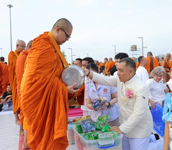 พิธีทำบุญเมืองสุราษฎร์ธานี 110 ปี ตักบาตรพระ 1,110 รูป รูปภาพ 1