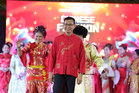 “การเดินแบบแฟชั่นโชว์เครื่องแต่งกายวัฒนธรรมจีน” ปิดท้ายงานตร ... Image 1