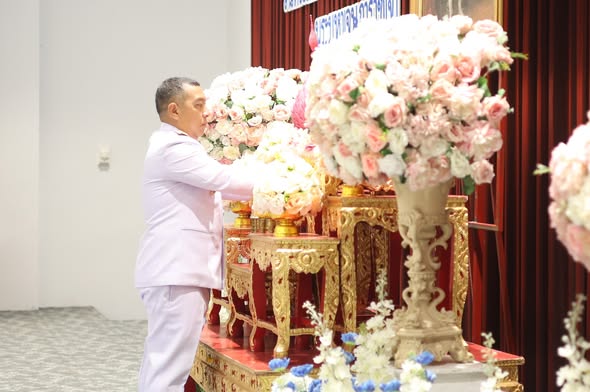 พิธีวางพุ่มดอกไม้ถวายราชสักการะ เนื่องในวันที่ระลึก พระบาทสม ... Image 1