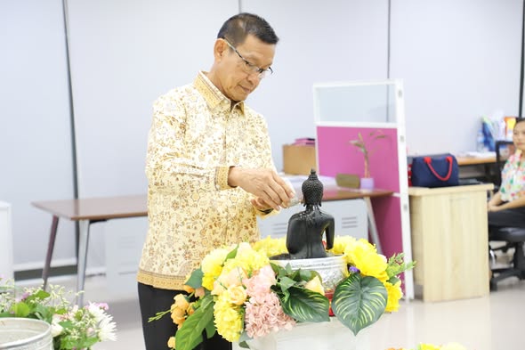 กิจกรรม “รดน้ำดำหัว ขอพรผู้ใหญ่” เนื่องในเทศกาลสงกรานต์ ประจ ... Image 1