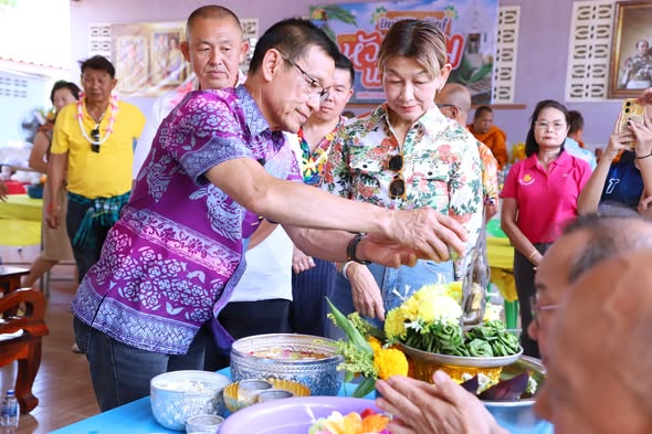 นายกแป๊ะ ลงพื้นที่พบปะและรดน้ำดำหัวผู้อาวุโสชุมชนหัวแหลมพัฒน ... Image 1