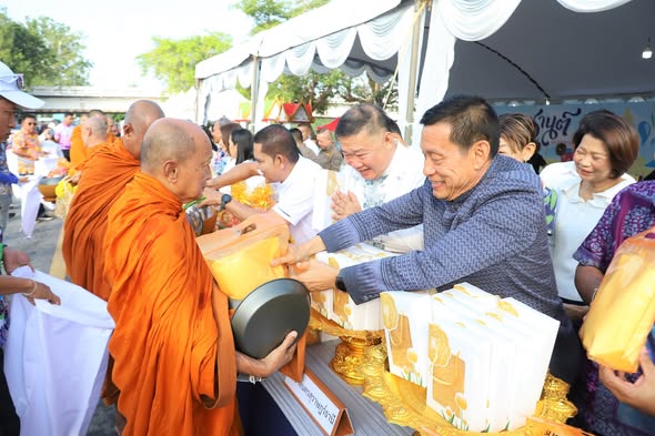 ประเพณีสงกรานต์ เทศบาลฯ จัดพิธีทำบุญตักบาตร เสริมสิริมงคลรับ ... รูปภาพ 1
