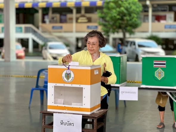 บรรยากาศการเลือกคณะกรรมการชุมชนเทศบาลนครสุราษฎร์ธานี โดยแต่ล ... Image 1