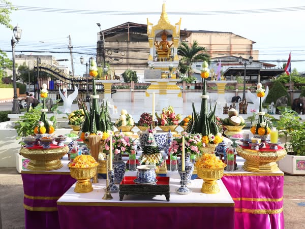 พิธีบูชาสักการะไหว้พระพรหม รูปภาพ 1