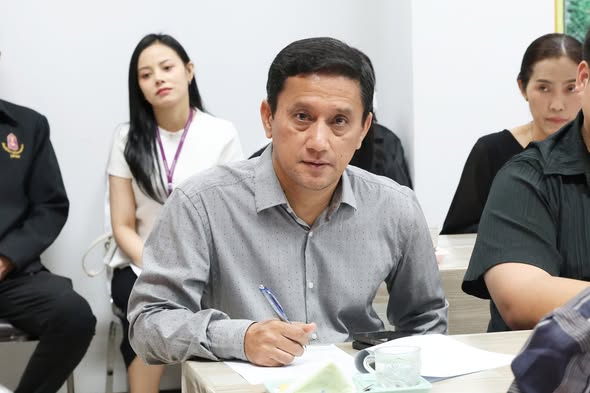 เทศบาลนครสุราษฎร์ธานี ร่วมประชุมเตรียมจัดกิจกรรมเดินแบบผ้าไท ... Image 1