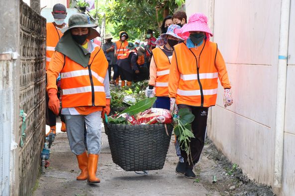 ทน.สฎ.ร่วมดำเนินการทำความสะอาดตลาดล่างซอย๑ Image 1