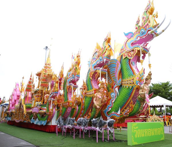 ความสวยงามตระการตาของเรือพนมพระทางบก และต้นเทียนพรรษา อ.นาจะ ... รูปภาพ 1