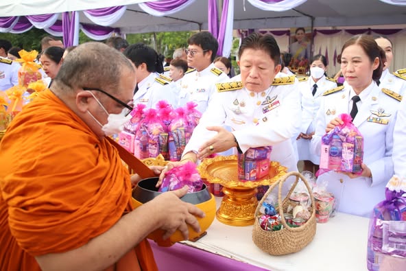 พิธีทำบุญตักบาตรถวายเป็นพระราชกุศล เนื่องในโอกาสวันเฉลิมพระช ... Image 1