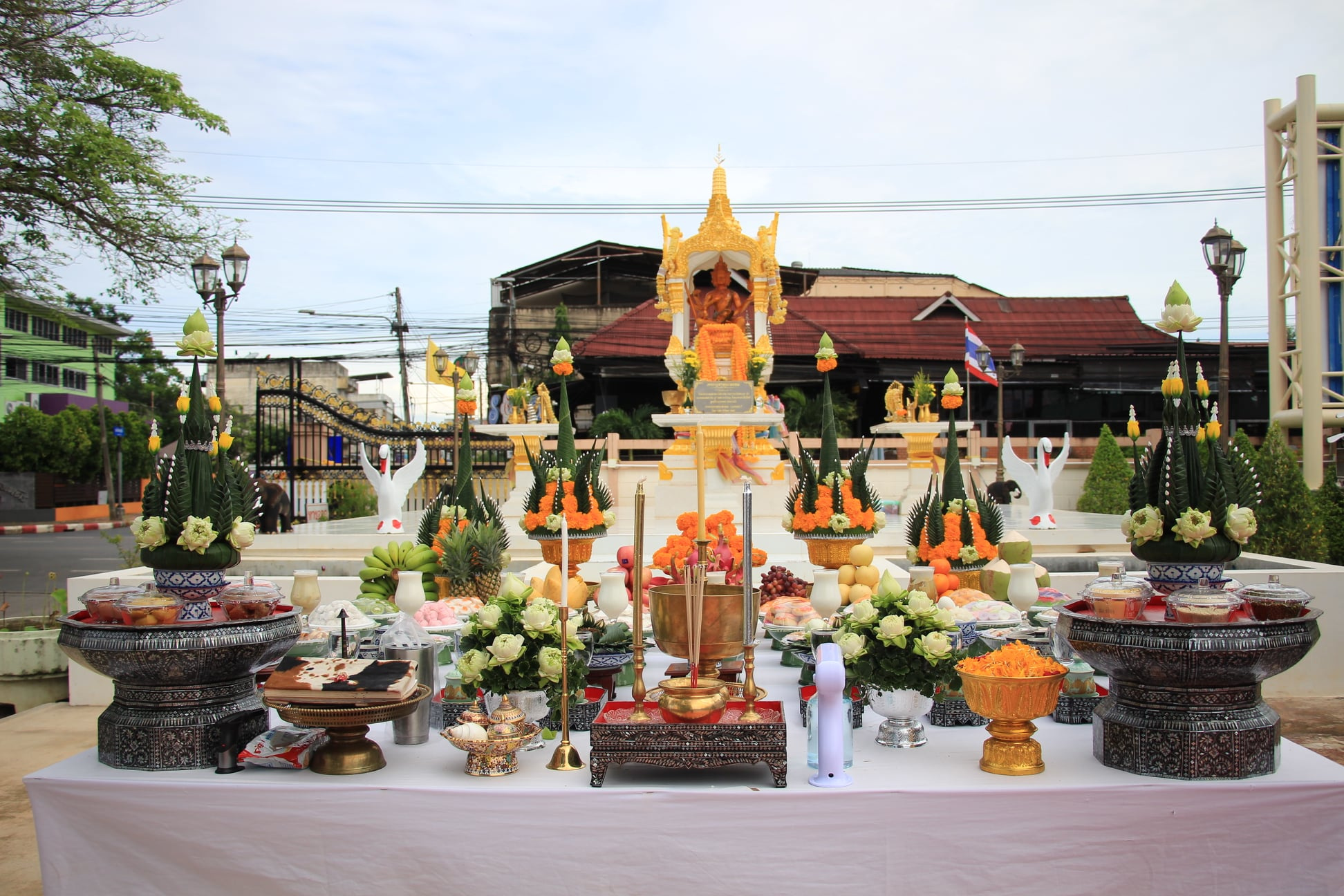 สักการะพระพรหม เทศบาลนครสุราษฎร์ธานี Image 1