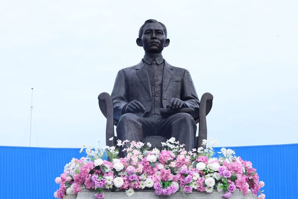 เทศบาลนครสุราษฎร์ธานี ร่วมวางพวงมาลาถวายสักการะ เนื่องในวันม ... Image 1