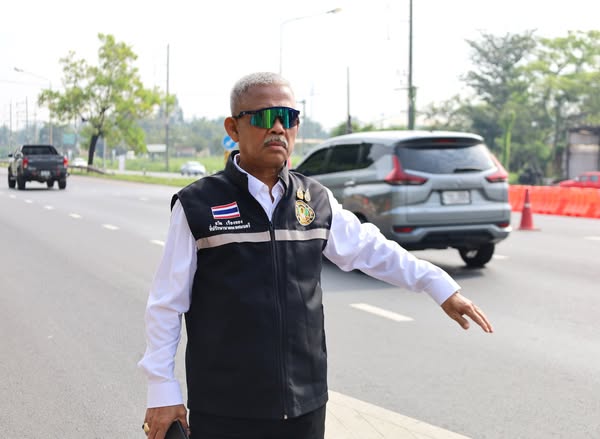 เทศบาลฯ ร่วมลงพื้นที่ เพื่อปิดจุดกลับรถบริเวณหน้าร้านยังนำเฟ ... Image 1