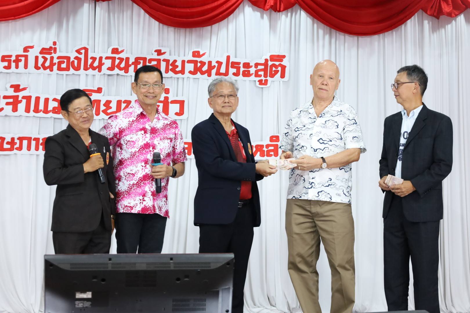 นายประเสริฐ บุญประสพ นายกเทศมนตรีนครสุราษฎร์ธานี พร้อมด้วย ส ... รูปภาพ 1