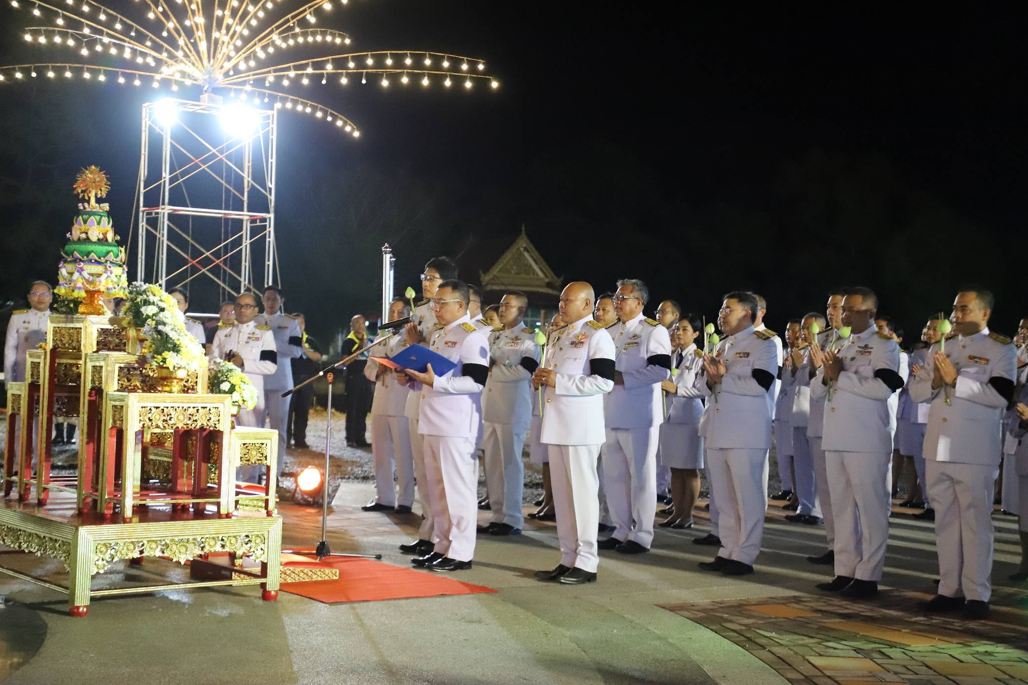 เทศบาลฯ ร่วมพิธีเชิญพุ่มดอกบัวประดิษฐ์ถวายสักการะ “พระศรีมหา ... Image 1