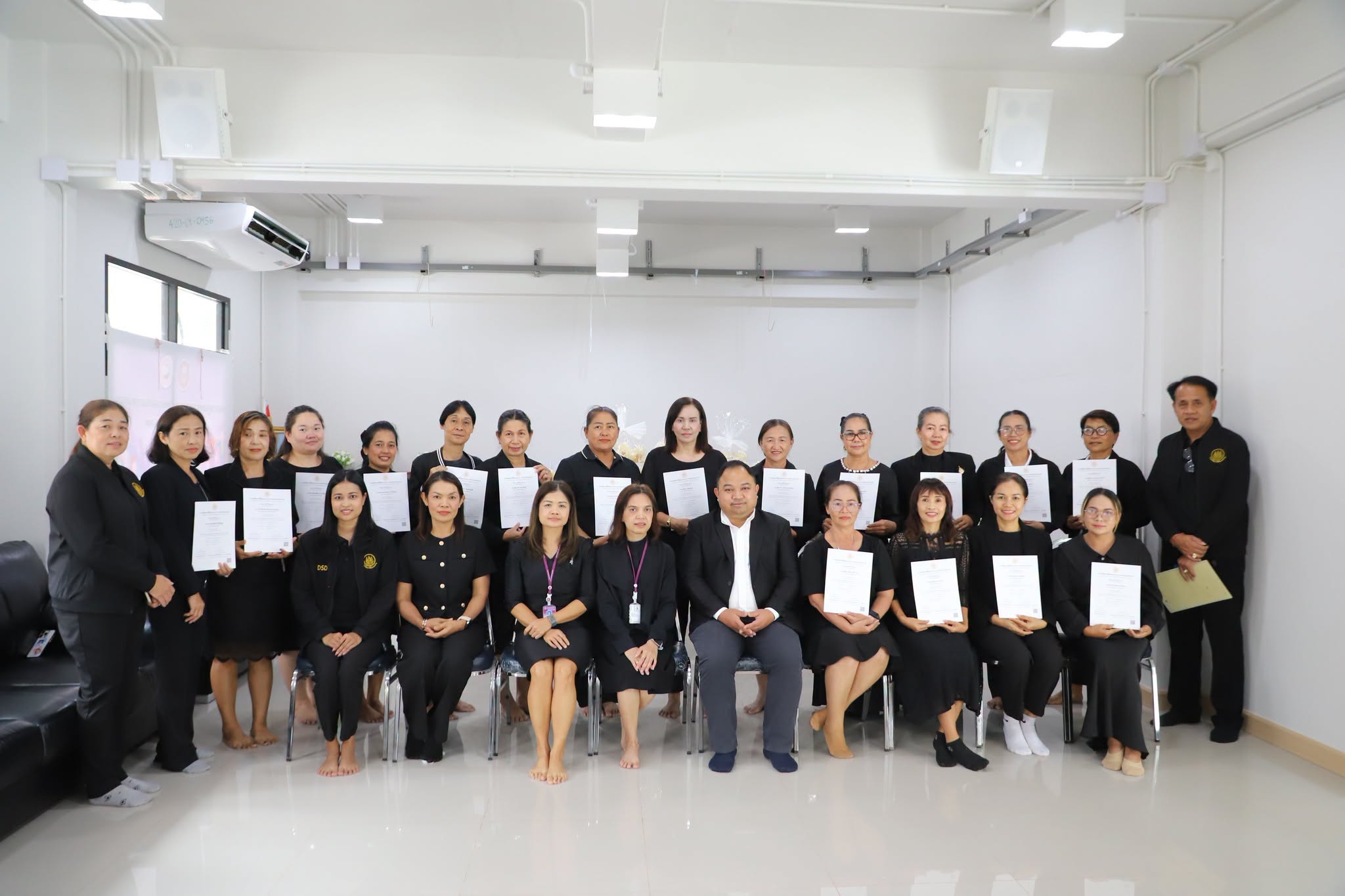 พิธีปิดการฝึกอบรมหลักสูตร “การทำดอกไม้ประดิษฐ์ให้มีมูลค่าเพิ ... รูปภาพ 1