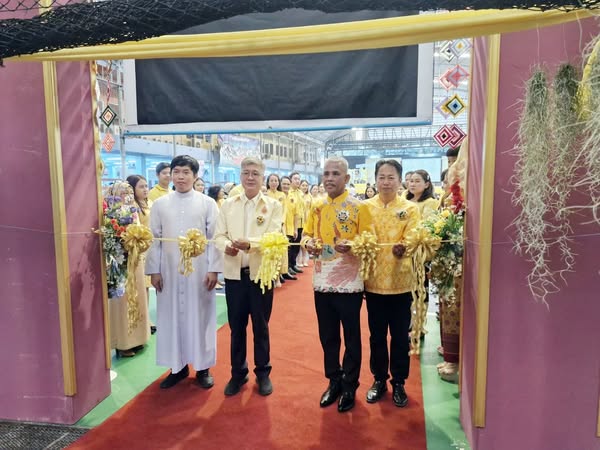 เทศบาลฯร่วมกิจกรรมเนื่องในวันคล้ายวันพระบรมราชสมภพของพระบาทส ... Image 1