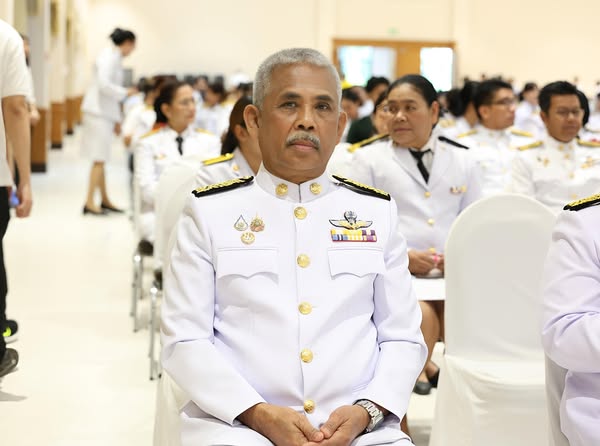 เทศบาลนครสุราษฎร์ธานี ร่วมพิธีถวายเครื่องราชสักการะ วางพานพุ ... Image 1