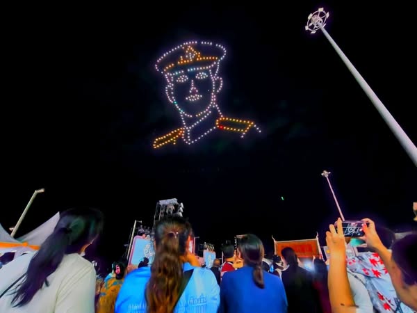 "การแสดงบินโดรนแปรอักษร" ด้วยระบบ AI สุดตระการตา จำนวน 500 ล ... Image 1