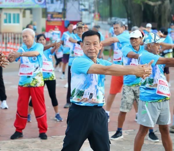 นายกแป๊ะ ร่วมกิจกรรม เดิน วิ่ง เพื่อสุขภาพ ชมรมครูอาวุโสสุรา ... รูปภาพ 1