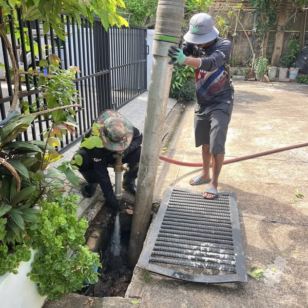 เทศบาลนครสุราษฎร์ธานี ดำเนินการดูดลอกท่อระบายน้ำ กำจัดสิ่งปฏ ... รูปภาพ 1