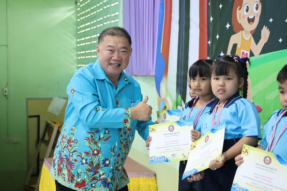 มอบเกียรติบัตรและเหรียญรางวัล ในการแข่งขันกีฬานักเรียนอนุบาล ... Image 1