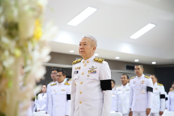 เทศบาลสุราษฎร์ธานี ร่วมพิธีวางพานพุ่มดอกไม้สดถวายราชสักการะ  ... Image 1