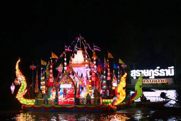 เรือพนมพระทางน้ำ มหัศจรรย์ แสง สี เสียง แห่งแม่นํ้าตาปี Image 1