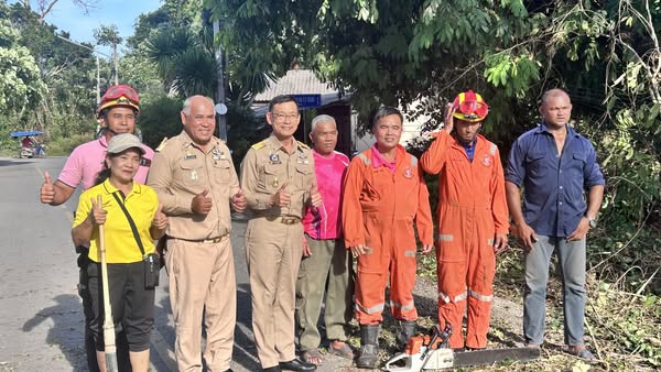 นายประเสริฐ บุญประสพ นายกเทศมนตรีนครสุราษฎร์ธานี พร้อมด้วย น ... Image 1