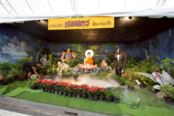 บรรยากาศการตกแต่งพุ่มผ้าป่าประกวด ในงานประเพณีชักพระ-ทอดผ้าป ... Image 1