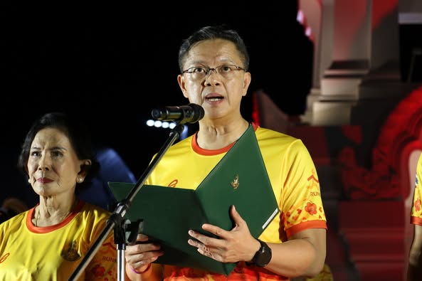 งานวิ่งสร้างบุญในคืนวันออกพรรษา "วิ่งพรมน้ำมนต์ ชมเรือพระสุร ... Image 1