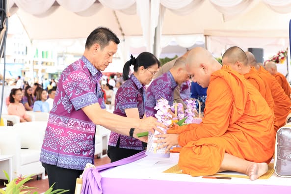 พิธีทางศาสนา ในงานประเพณีชักพระ - ทอดผ้าป่า และแข่งเรือยาว ป ... Image 1