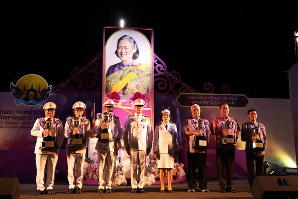 พิธีมอบถ้วยรางวัลพระราชทาน งานประเพณีชักพระ – ทอดผ้าป่า และแ ... Image 1