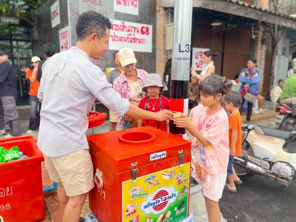 เดินไปยิ้มไป น้ำใจตลอดทาง รูปภาพ 1