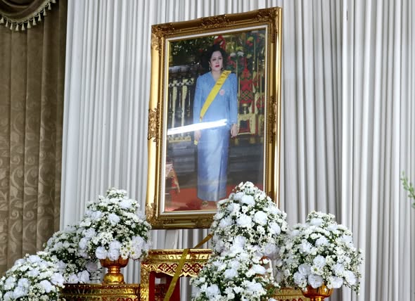 เทศบาลนครสุราษฎร์ธานี ร่วมถวายน้ำสรงพระบรมศพ เบื้องหน้าพระฉา ... รูปภาพ 1