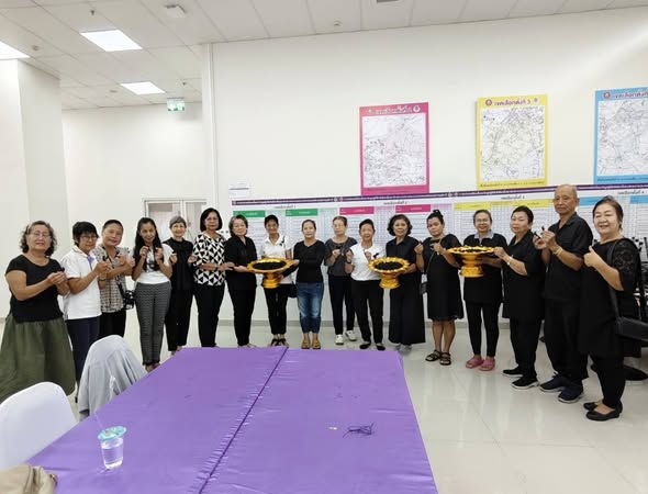 กิจกรรมทำโบว์ริบบิ้นสีดำไว้อาลัยด้วยความเคารพและสำนึกในพระมห ... Image 1