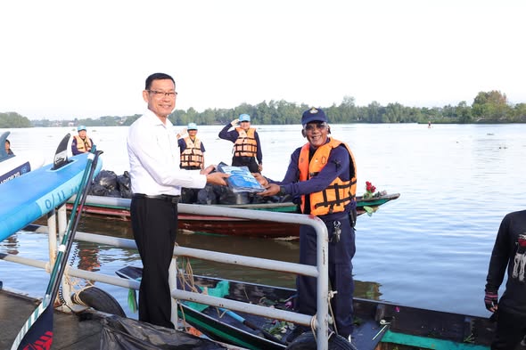 เทศบาลเร่งเก็บขยะกระทงในเทศกาลลอยกระทง 2568 รูปภาพ 1