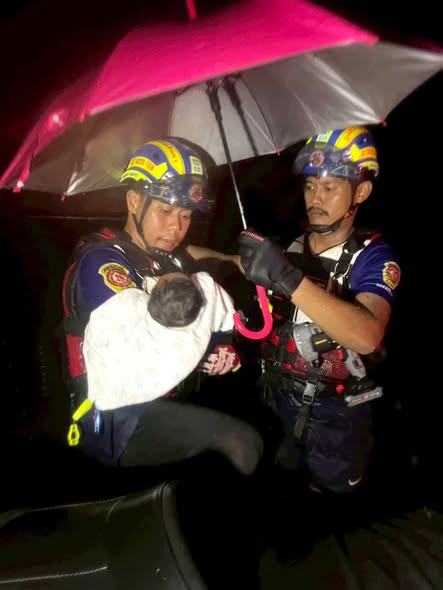 เทศบาลส่งเจ้าหน้าที่ลงช่วยพื้นที่น้ำท่วมหาดใหญ่ Image 1