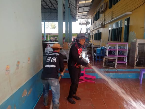 ปฏิบัติหน้าที่ทำความสะอาดพื้นที่ประสบภัย ณ สถานที่เกิดอุทกภั ... รูปภาพ 1