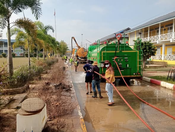 ปฏิบัติหน้าที่ทำความสะอาดพื้นที่ประสบภัย ณ สถานที่เกิดอุทกภั ... Image 1