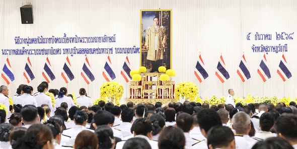 เทศบาลนครสุราษฎร์ธานี ร่วมพิธีเจริญพระพุทธมนต์และทำบุญตักบาต ... Image 1